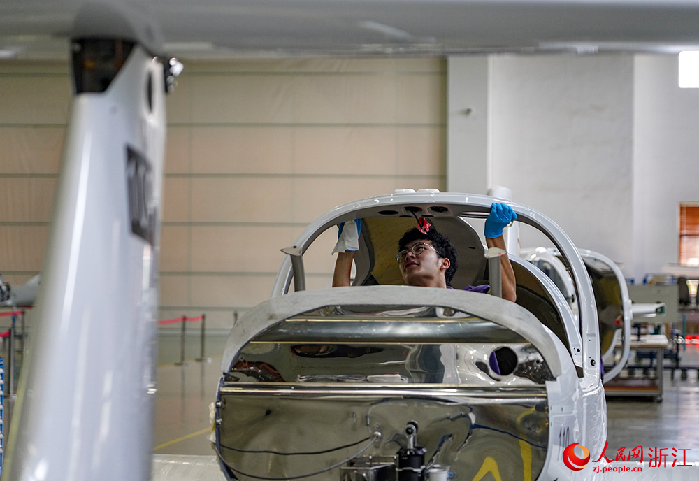 8月24日，技術人員對飛機進行安裝調試。人民網 章勇濤攝