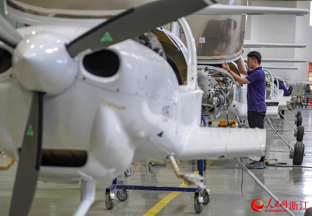 8月24日，技術人員對飛機進行安裝調試。人民網 章勇濤攝