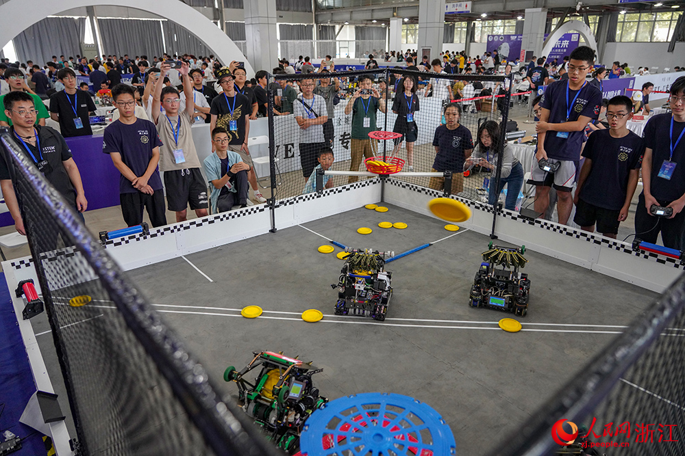 8月25日，參賽選手在進行VEX U智能機器人對抗賽。人民網 章勇濤攝