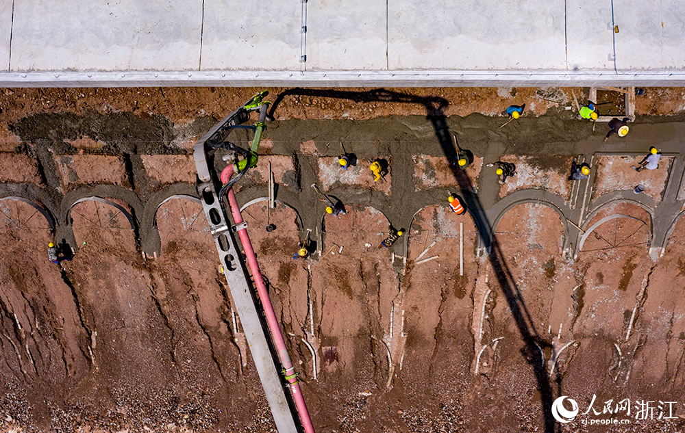 工人正全力以赴加緊推進工程建設。人民網  章勇濤攝