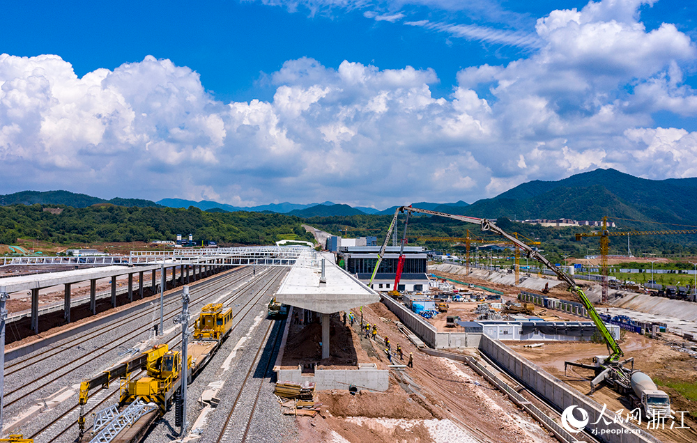 工人正全力以赴加緊推進工程建設。人民網  章勇濤攝