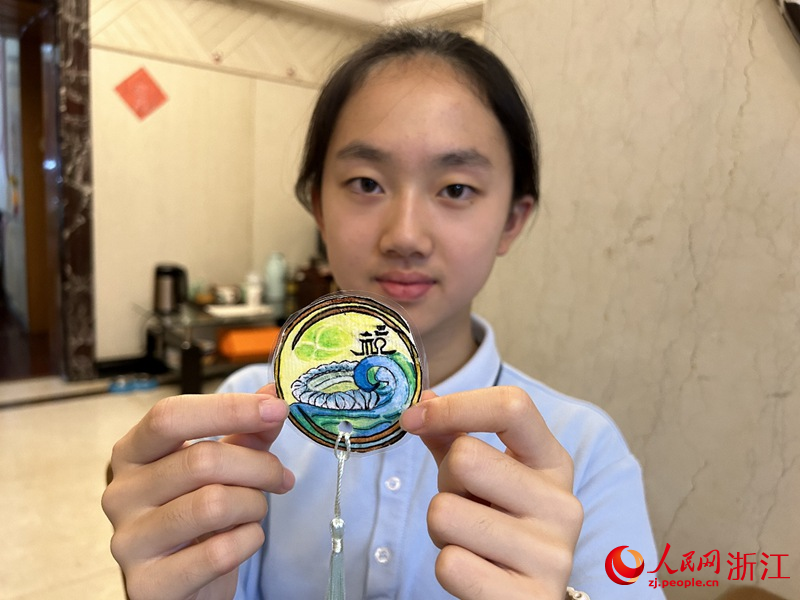 俞越設計制作的亞運徽章。人民網記者 張帆攝