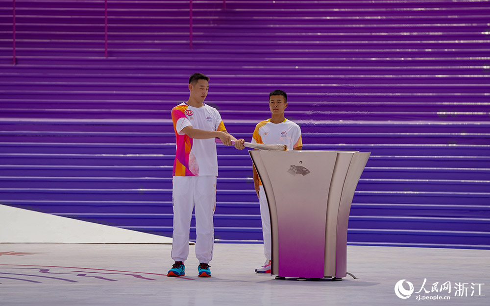 9月14日，火炬手點燃火種盆。人民網 章勇濤攝