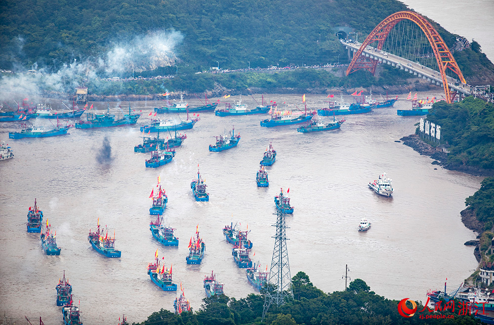 9月16日，在浙江省寧波市象山縣，漁船駛出石浦漁港。人民網 章勇濤攝