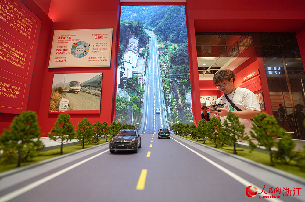 9月18日，在浙江展覽館，香港傳媒界人士在20省道浦江模擬沙盤前了解《省委書記與97個印章》的故事。人民網 章勇濤攝