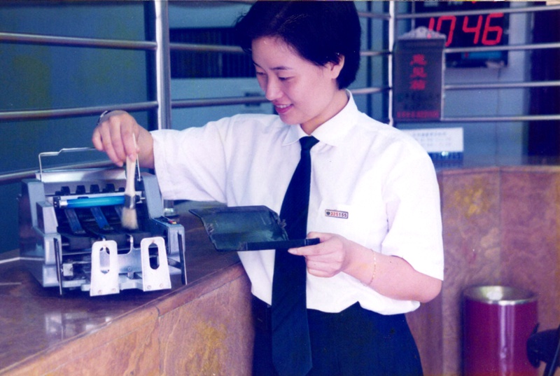 柯茜茜正在認真清理點鈔機。受訪者供圖