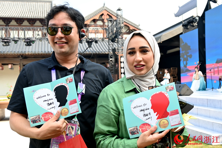 亞奧理事會代表們合照留念。人民網記者 張麗瑋攝