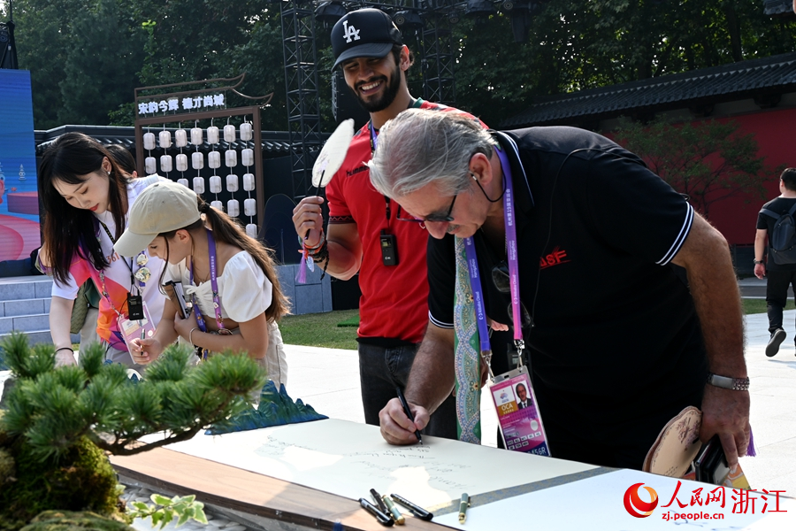 亞奧理事會代表們用文字記錄感受。人民網記者 張麗瑋攝