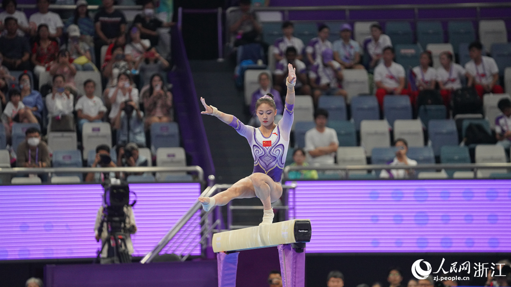 平衡木項目中左彤穩住身形。人民網 陳陸洵攝