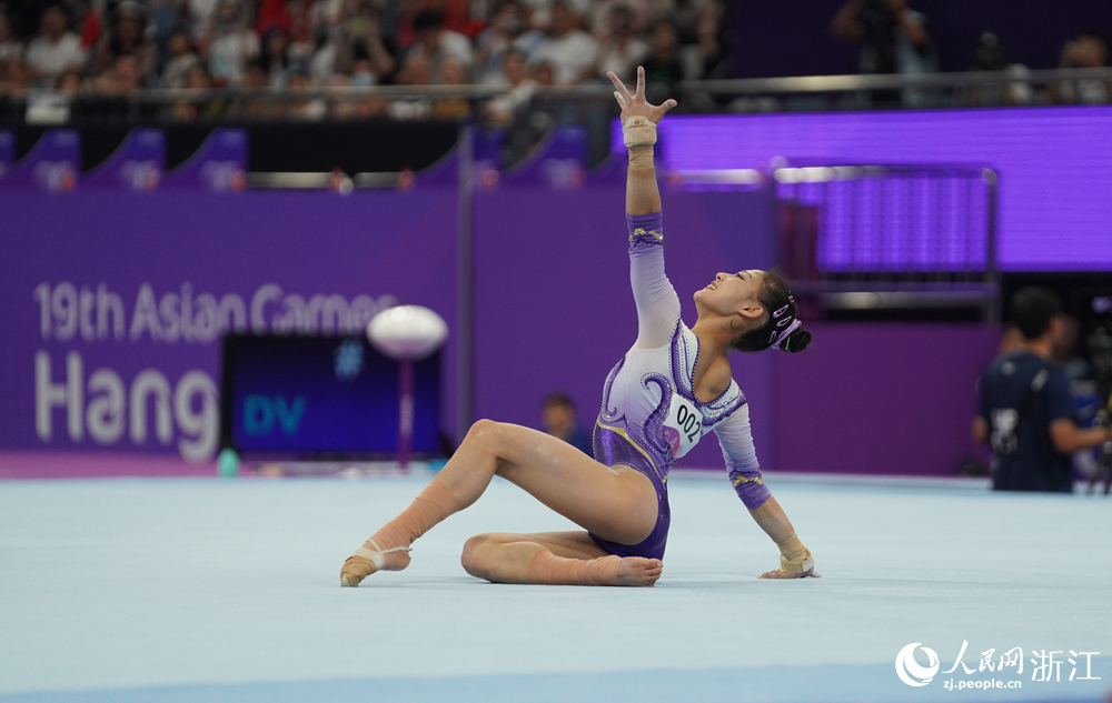 自由體操項目中左彤的優美結束動作，人民網 陳陸洵攝