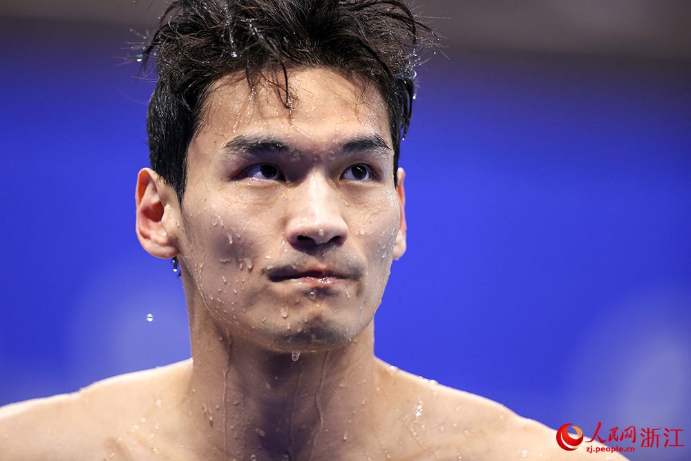 9月29日，杭州亞運會游泳比賽在杭州奧體中心游泳館迎來收官日。中國隊選手徐嘉余在男子200米仰泳決賽中奪得冠軍。人民網 章勇濤攝