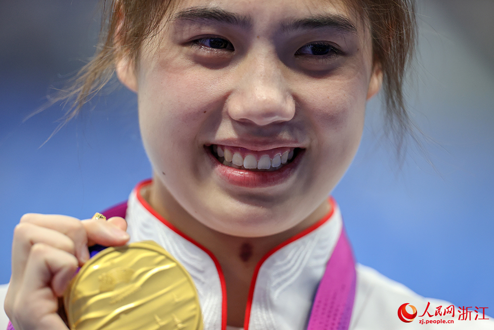 9月29日，杭州亞運會游泳比賽在杭州奧體中心游泳館迎來收官日。中國隊選手張雨霏在女子50米蝶泳決賽中奪得冠軍。人民網 章勇濤攝