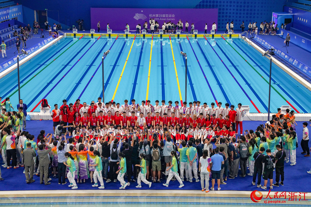 中國游泳隊集體大合影。人民網 章勇濤攝