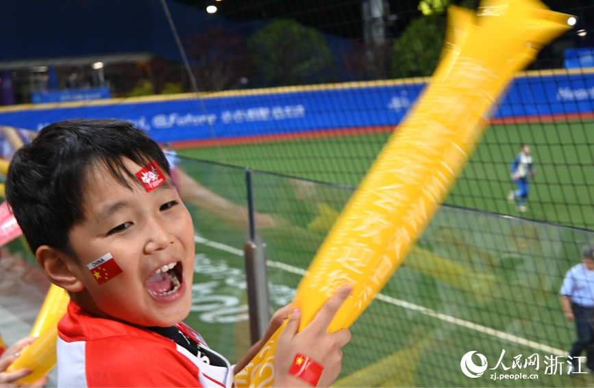 中國隊擊出安打，小球迷歡呼。人民網記者 張麗瑋攝