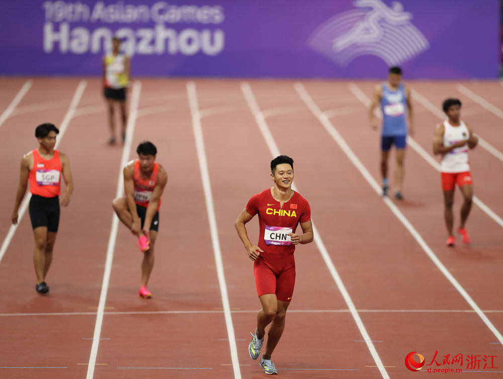 10月3日，奪冠后謝震業奔向隊友。人民網 章勇濤攝
