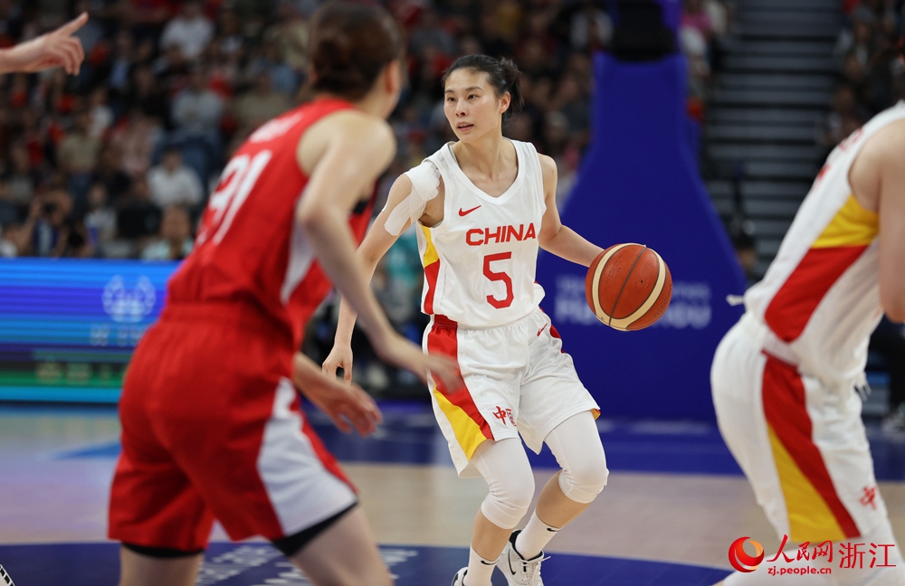 中國女籃隊員在決賽中。人民網 章勇濤攝