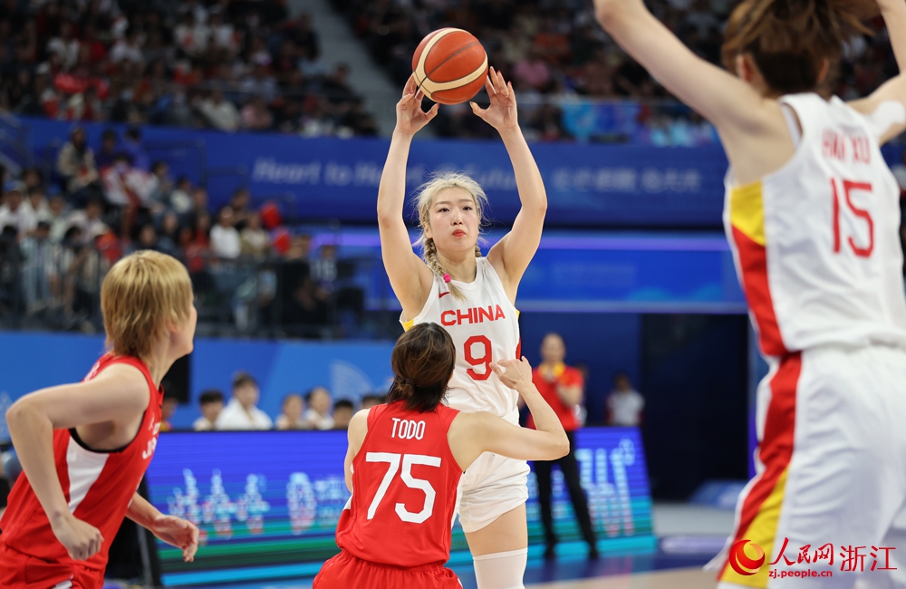 中國女籃隊員在決賽中。人民網 章勇濤攝