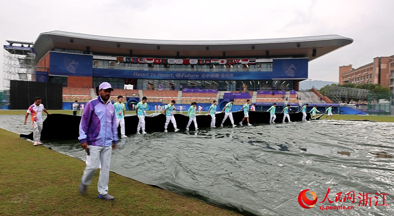 “小青荷”們正在拖拽雨布。人民網 陳陸洵攝