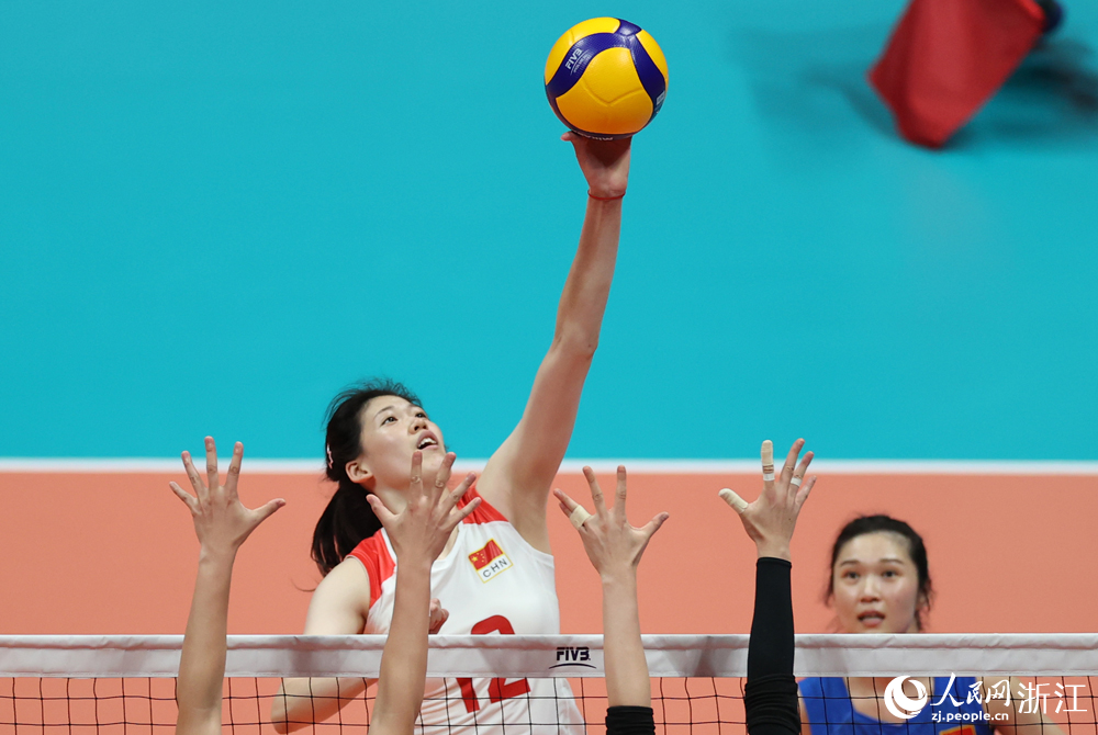 中國隊球員李盈瑩在比賽中扣球。人民網 章勇濤攝