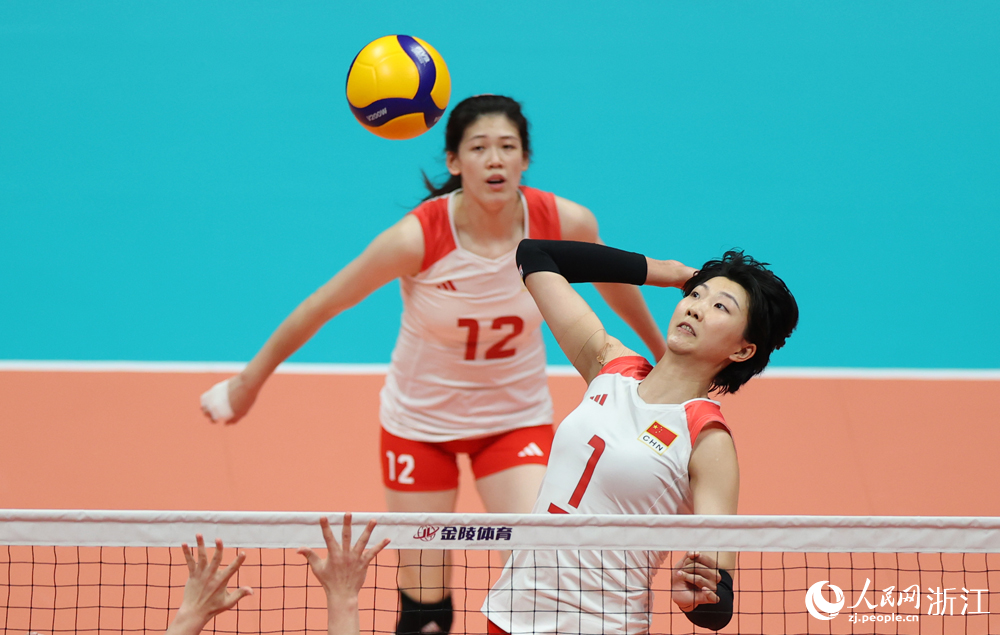 中國隊球員袁心玥在比賽中扣球。人民網 章勇濤攝
