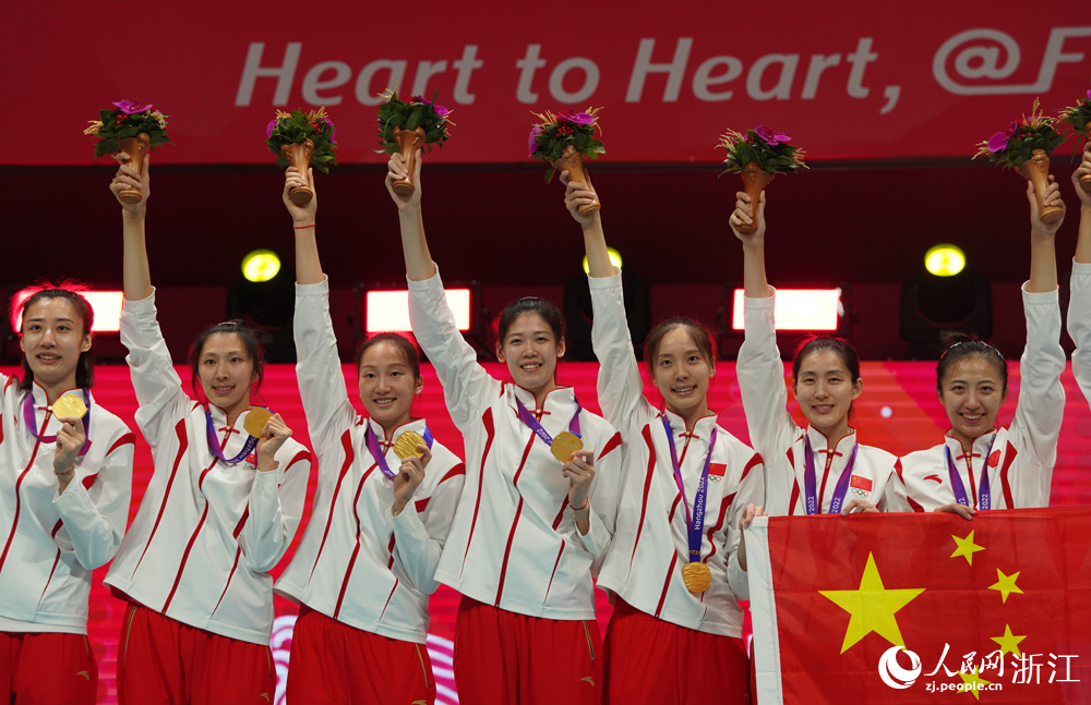 中國女排隊員登上領獎臺。人民網 章勇濤攝