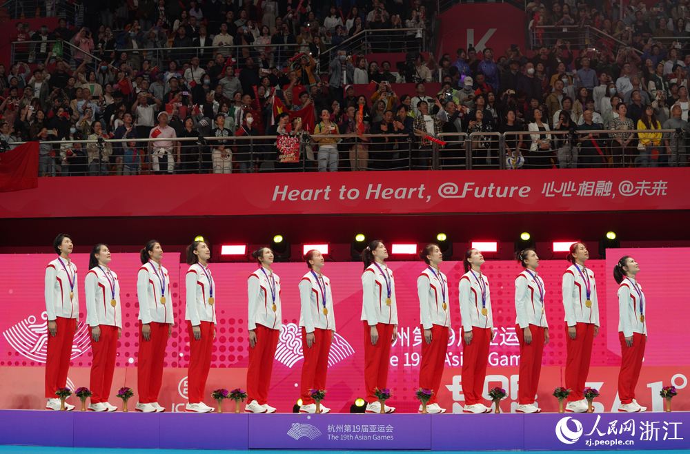 中國女排隊員登上領獎臺。人民網 章勇濤攝