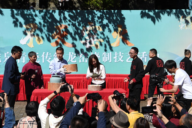 “不滅窯火”龍泉青瓷傳統龍窯燒制技藝活動。龍泉市委宣傳部供圖