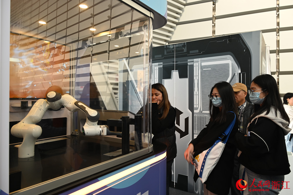 觀眾體驗由機器人制作的咖啡。人民網記者 葉賓得攝