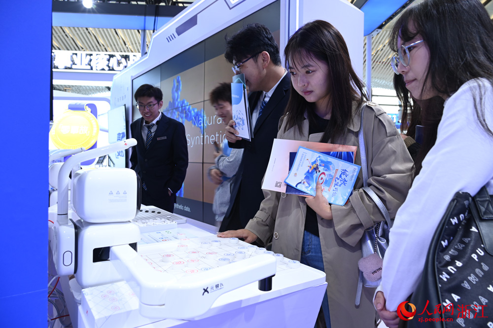 觀眾體驗下棋機器人。人民網記者 葉賓得攝