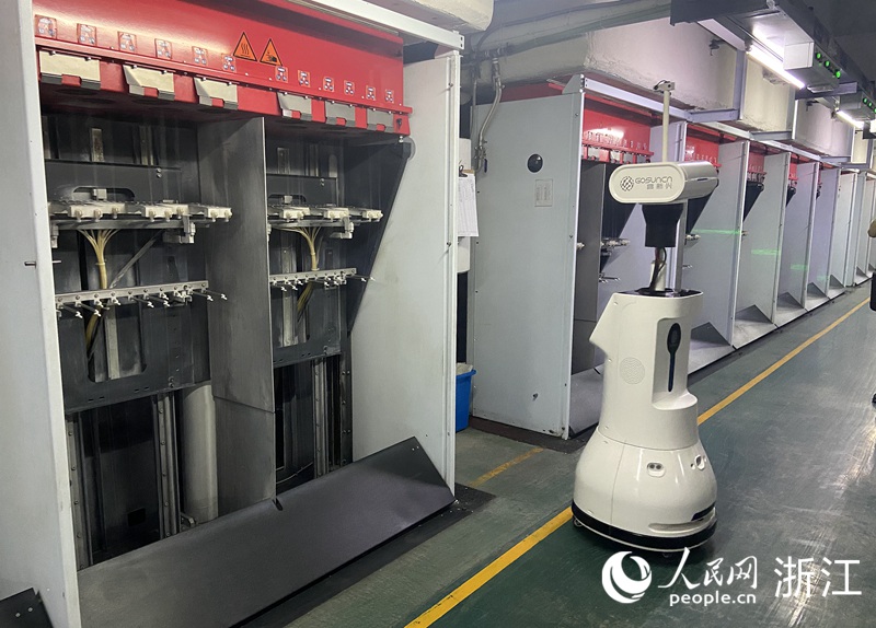 新風鳴5G工廠的智能巡檢機器人。人民網 方彭依夢攝