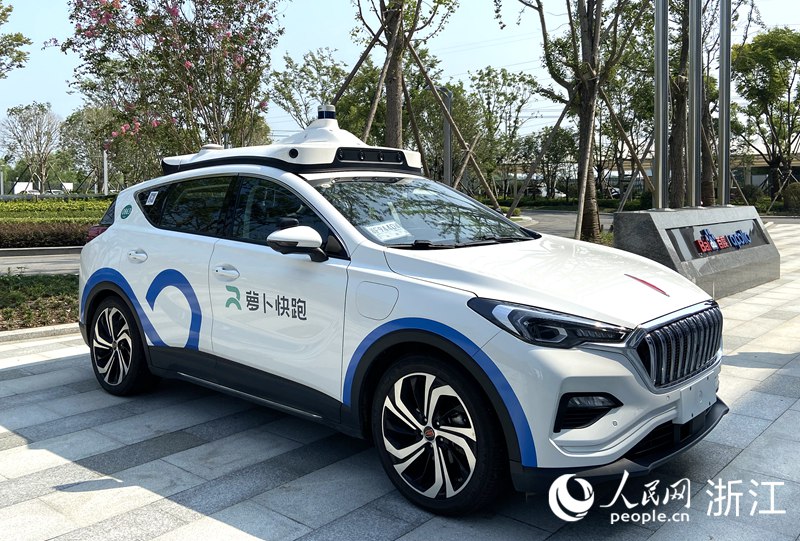“蘿卜快跑”無人車。人民網 方彭依夢攝