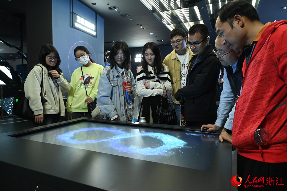 展廳充分利用沉浸式體感交互、U-MAX影院等領先科技進行展示。人民網記者 葉賓得攝