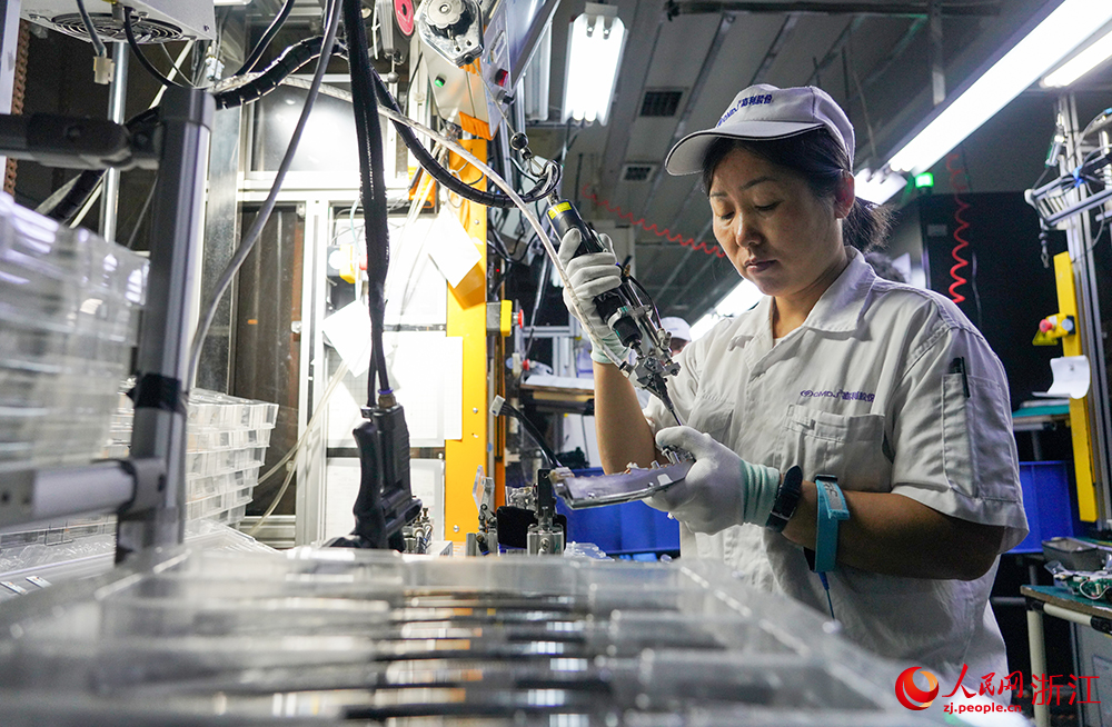在麗水經濟技術開發區一汽車零配件工廠，工人正在車間里忙碌地生產。人民網 章勇濤攝