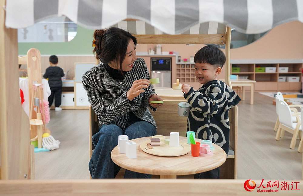 11月16日，在寧波市鎮海寶山幼兒園，小朋友在園內和老師一起玩耍。人民網 章勇濤攝