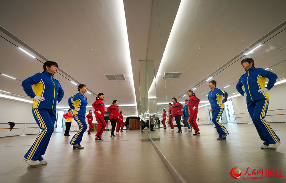 在寧波市鎮海區招寶山街道鄰里中心，市民在舞蹈間排練節目。人民網 章勇濤攝