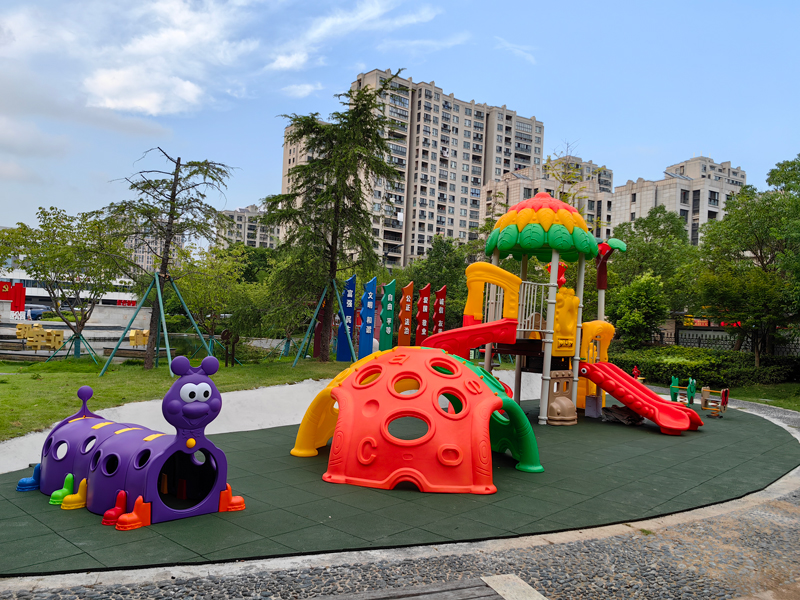 舟山醫院內建設室外兒童娛樂設施。潘海燕攝