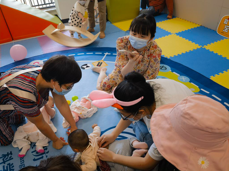 臨城街道醫防護兒童健康管理中心，傳授嬰幼兒捏脊中醫技術服務。周鳳攝