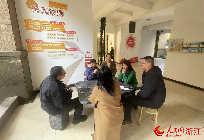 聞潮社區正在召開網格議事會。人民網記者 王麗瑋攝