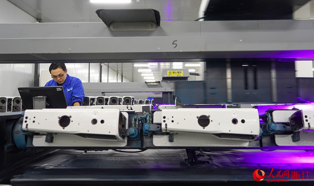 工人在智能生產線上忙碌著。人民網 章勇濤攝
