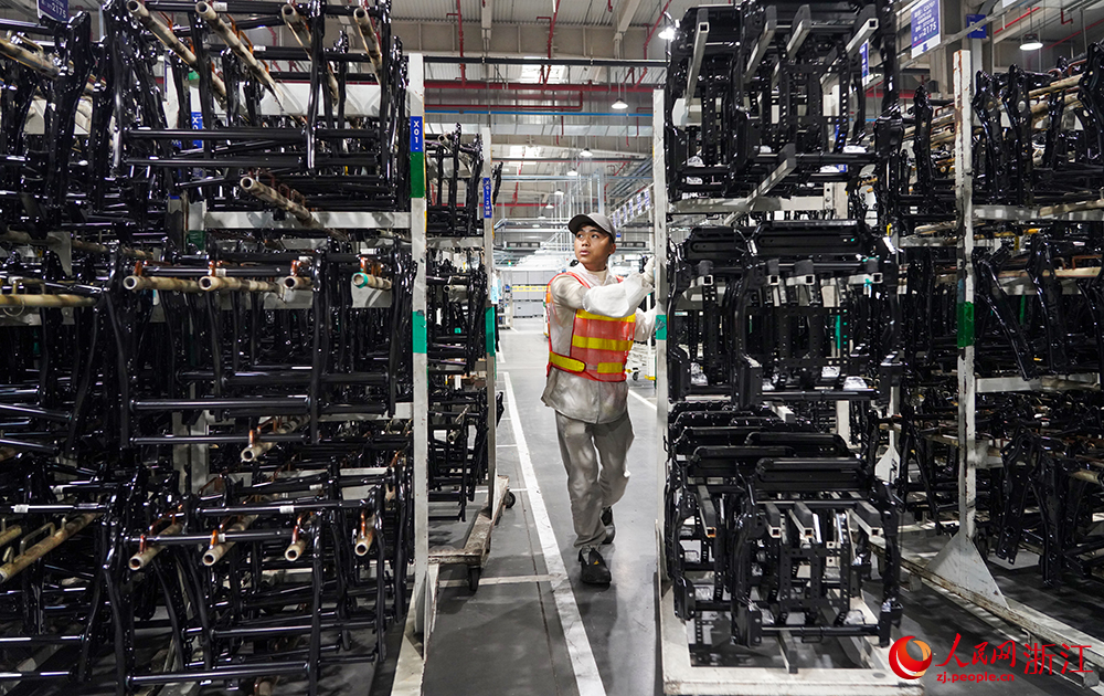 在嘉興國家高新區一汽車座椅系統生產基地，工人們在生產線上忙碌著。人民網 章勇濤攝