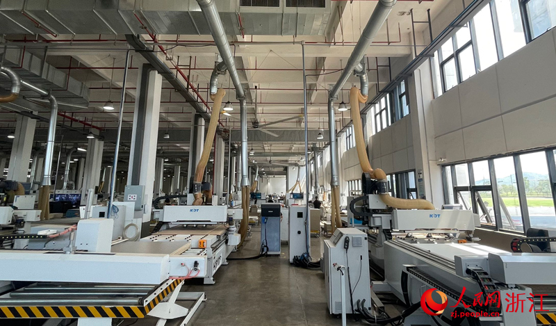 樂捷家居股份有限公司的智慧生產車間。人民網記者 郭揚攝