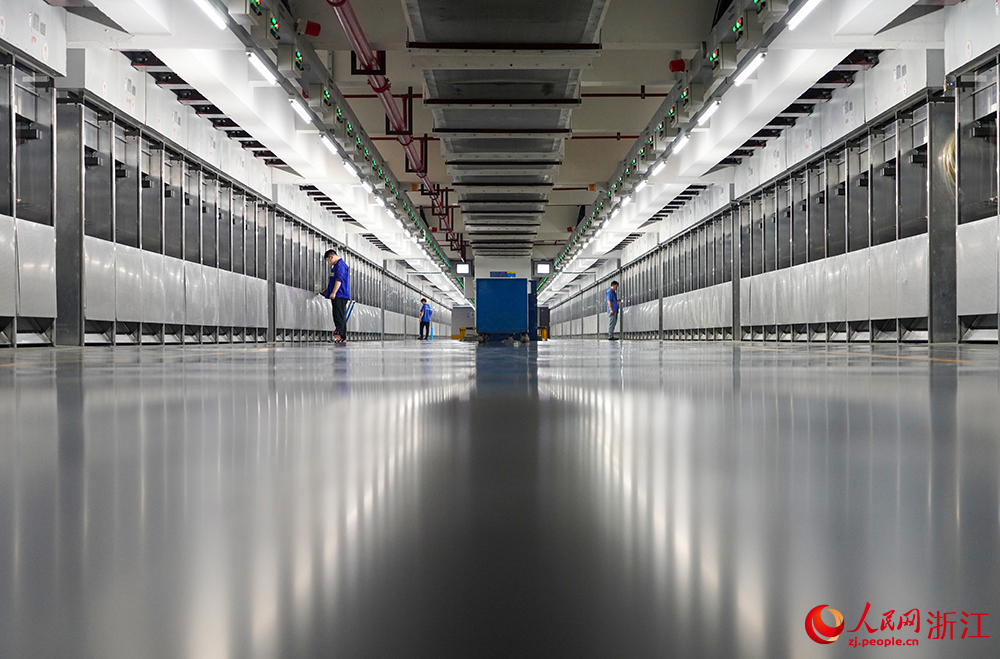 在浙江省桐鄉市桐昆集團聚酯纖維“未來工廠”，各類自動化設備和5G機器人有序運轉。人民網 章勇濤攝