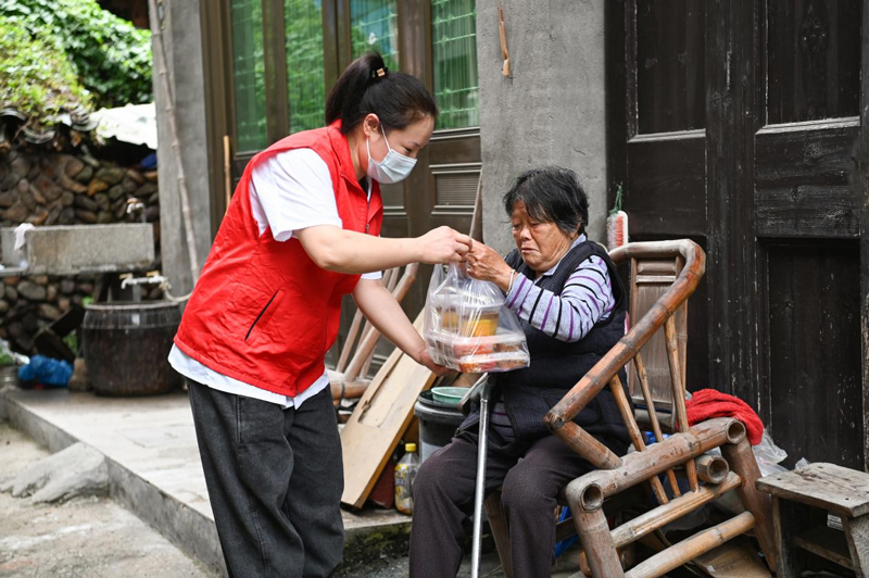 “鄰里食堂”志愿者上門送餐。夏曉強攝
