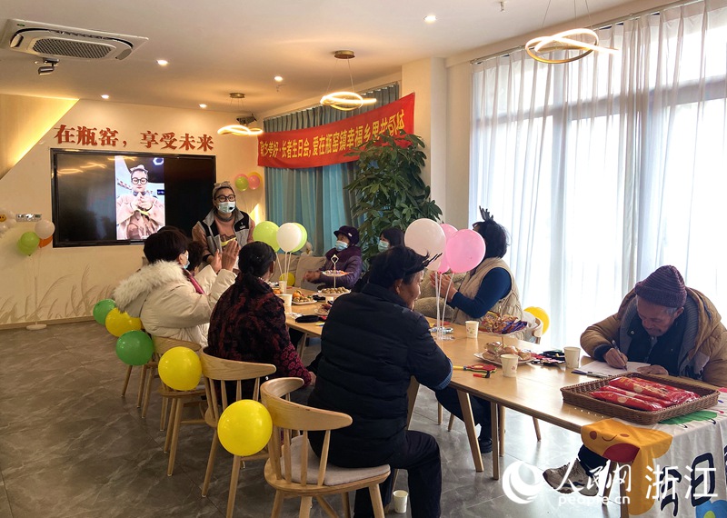 老人們在瓶窯鎮幸福鄉里共同體參與“朝夕美好長者生日會”。人民網 方彭依夢攝