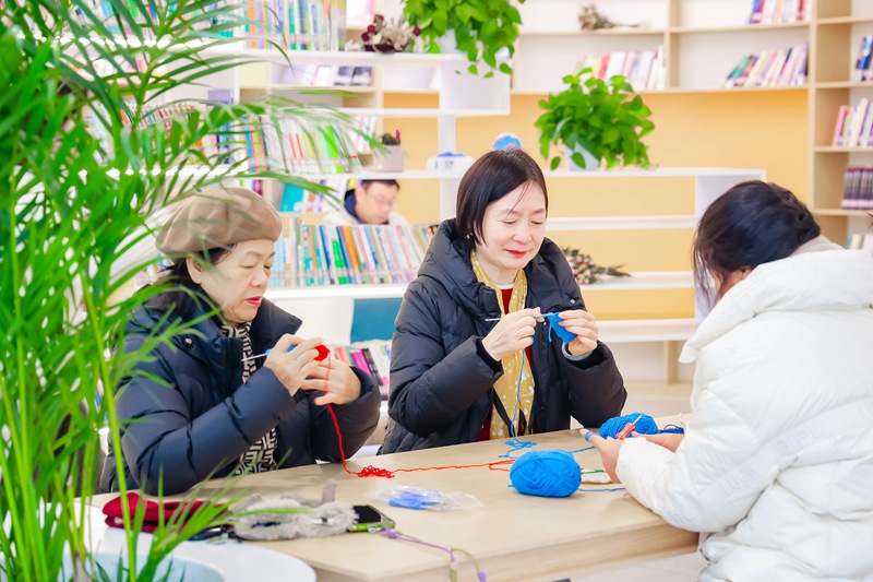 居民們在云創社區服務中心做手工。云創社區供圖