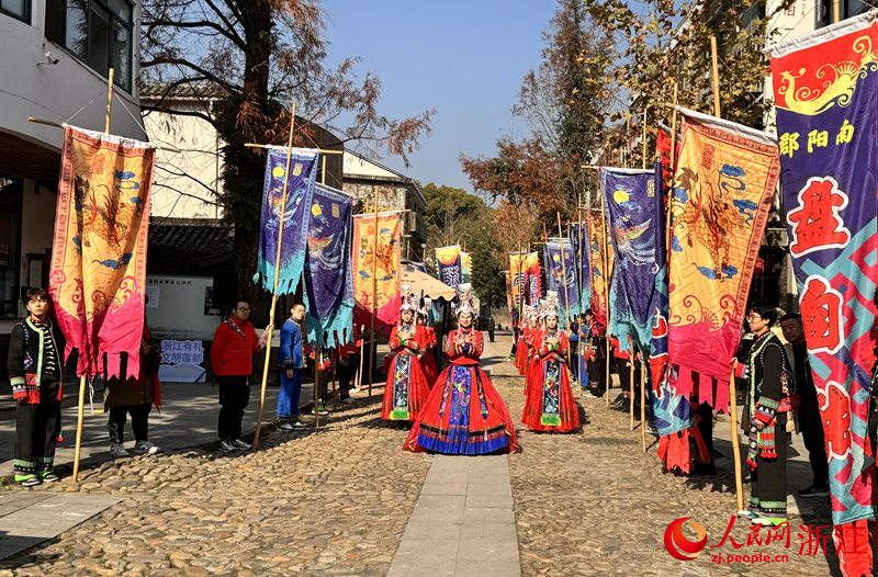 行進式演藝《畫鄉渡》現場。人民網 陳陸洵攝