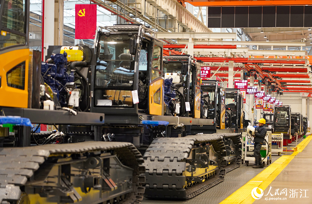 工人在智能化生產線上忙碌工作。人民網 章勇濤攝