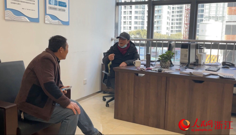 海上融治理中心調解員孫明強正在進行調解工作。人民網 秦銘澤攝