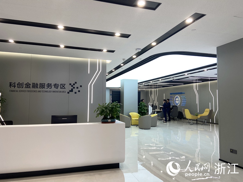 在科創金融服務專區，不少企業前來咨詢。人民網 方彭依夢攝