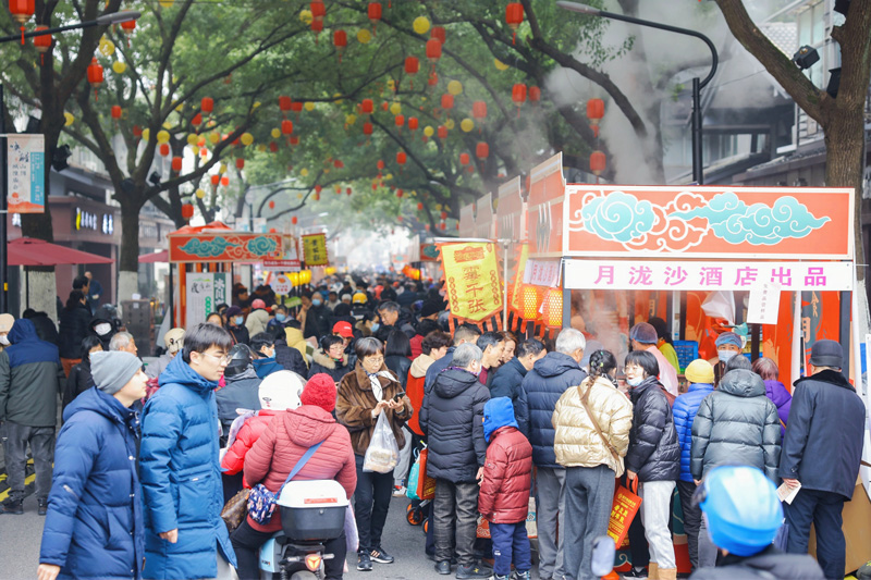 山陰會市現場人頭攢動。越城區委宣傳部供圖